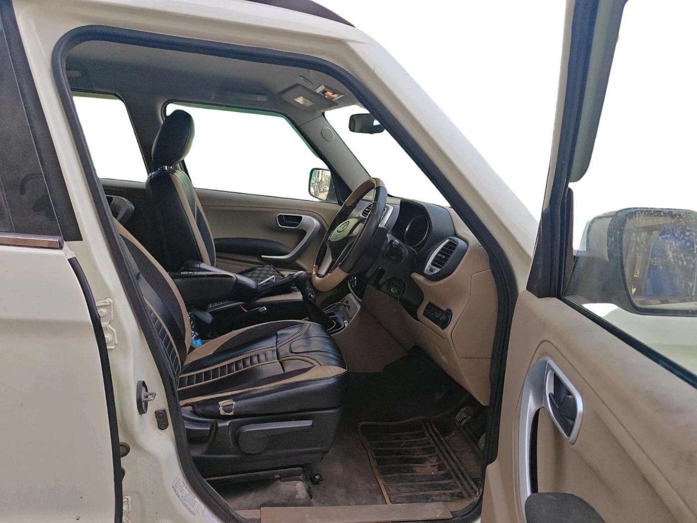 2018 Mahindra TUV300 T10, Diesel, Manual, 1,25,228 km, interior
