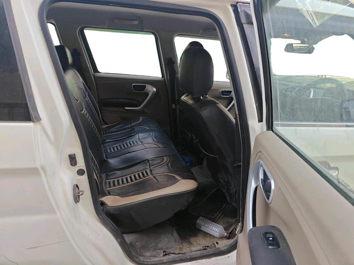 2018 Mahindra TUV300 T10, Diesel, Manual, 1,25,228 km, interior
