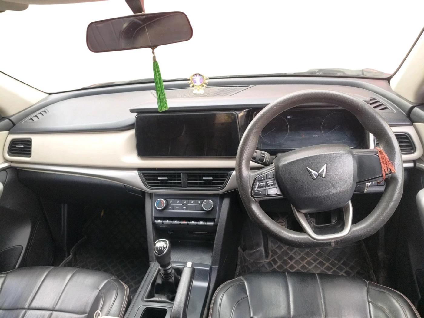 2022 Mahindra XUV700 MX D MT 5 STR, Diesel, Manual, 99,210 km, interior