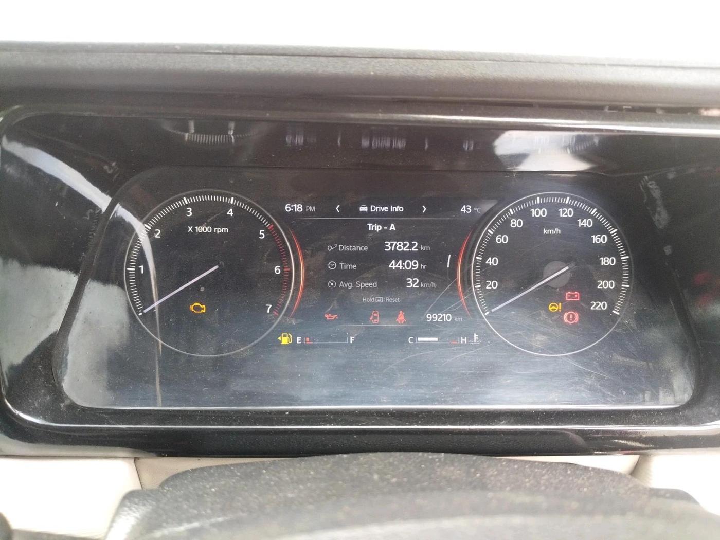 2022 Mahindra XUV700 MX D MT 5 STR, Diesel, Manual, 99,210 km, interior