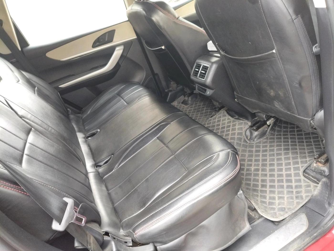 2022 Mahindra XUV700 MX D MT 5 STR, Diesel, Manual, 99,210 km, interior
