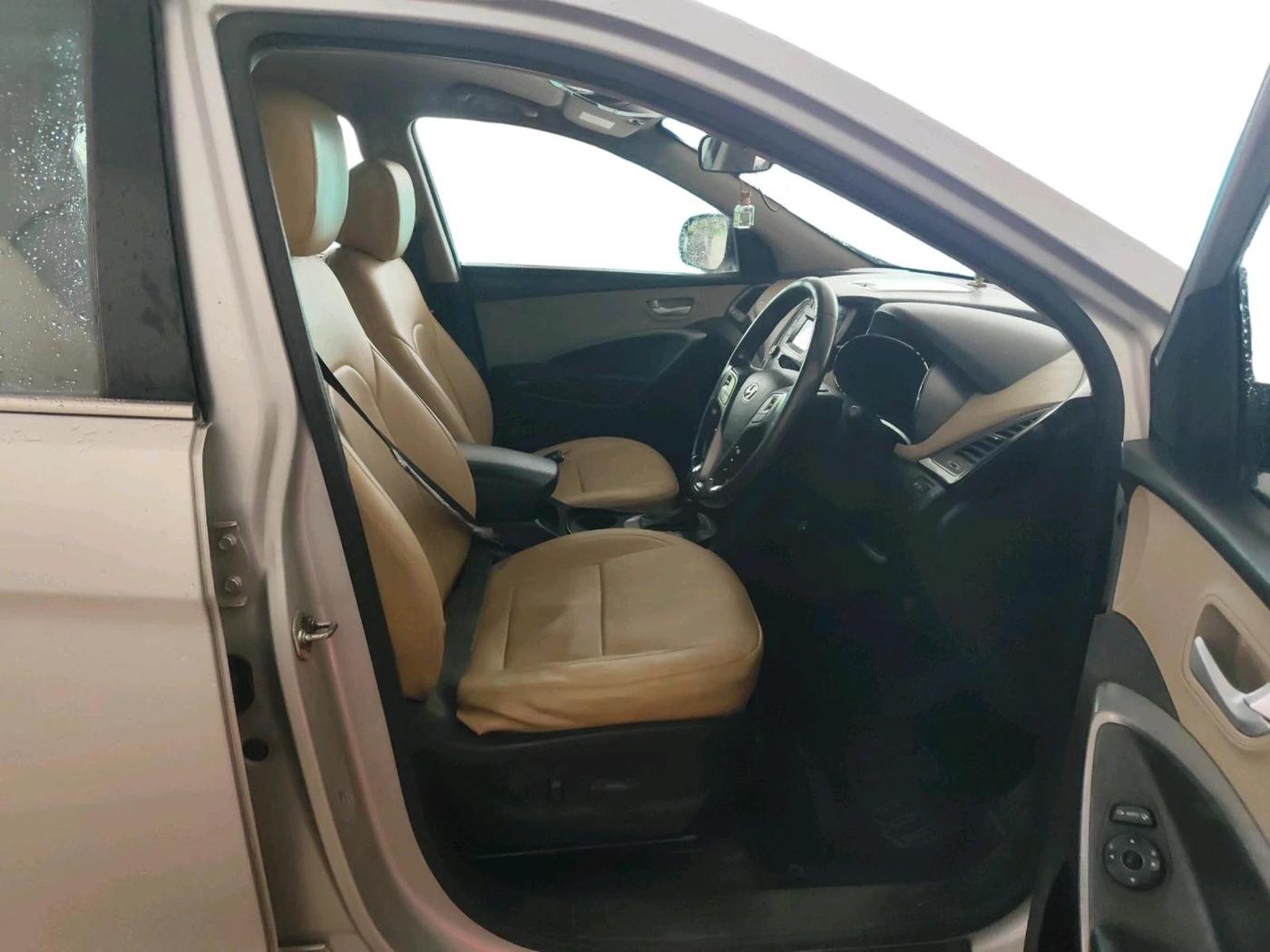 2015 Hyundai Santa Fe 2 WD AT, Diesel, Automatic, 2,28,391 km, interior