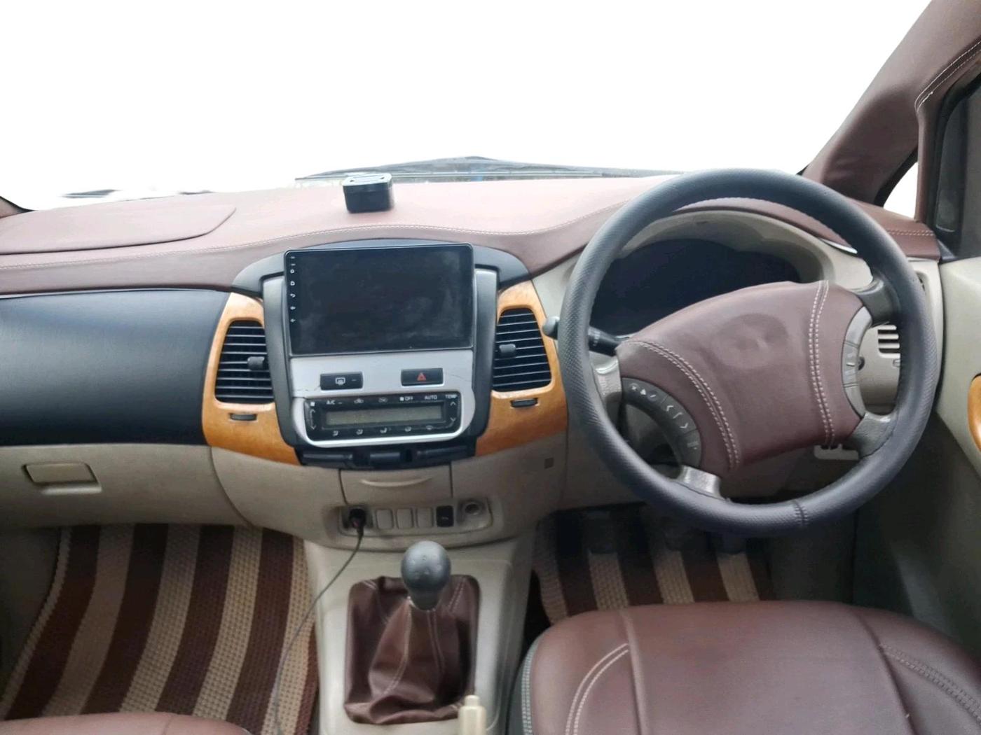 2011 Toyota Innova V 2.5 7 STR, Diesel, Manual, 2,52,249 km, interior