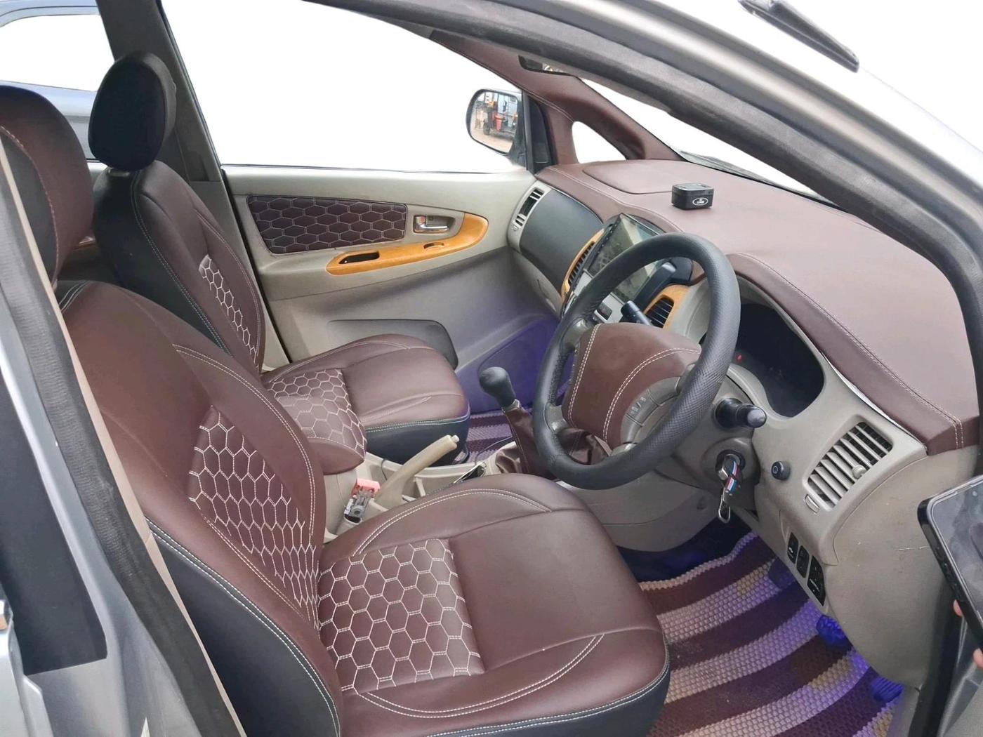 2011 Toyota Innova V 2.5 7 STR, Diesel, Manual, 2,52,249 km, interior