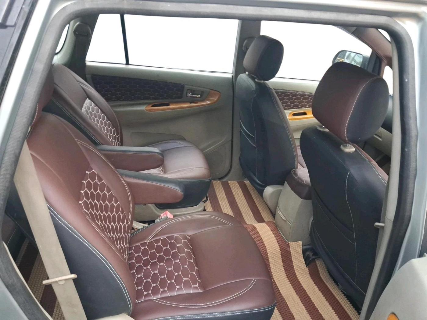 2011 Toyota Innova V 2.5 7 STR, Diesel, Manual, 2,52,249 km, interior