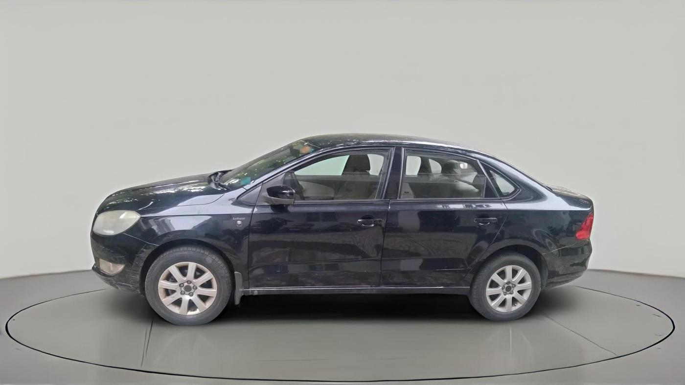 2013 Skoda Rapid AMBITION 1.6 TDI CR MT PLUS, Diesel, Manual, 1,05,675 km, exterior