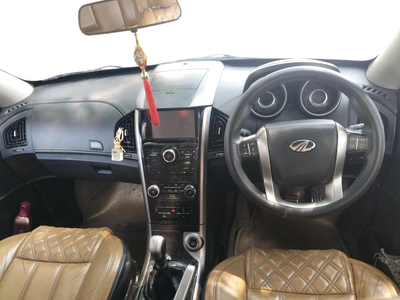 2018 Mahindra XUV500 W11, Diesel, Manual, 79,857 km, interior