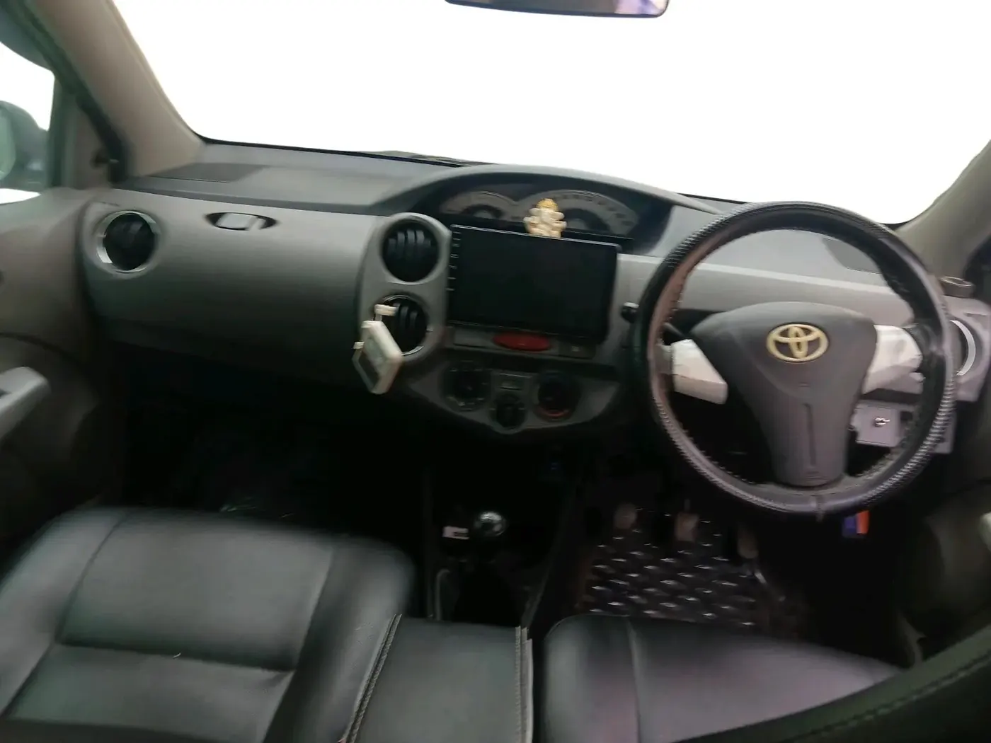 2011 Toyota Etios V, Petrol, Manual, 1,18,223 km, interior