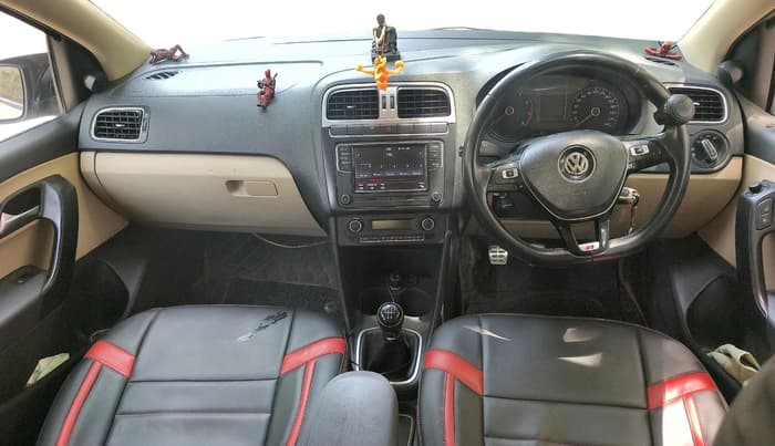 2016 Volkswagen Polo HIGHLINE1.2L, Petrol, Manual, 1,29,165 km, interior
