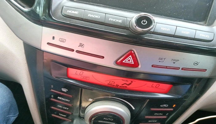 2020 Mahindra XUV300 W8 1.5 DIESEL, Diesel, Manual, 1,36,524 km, interior