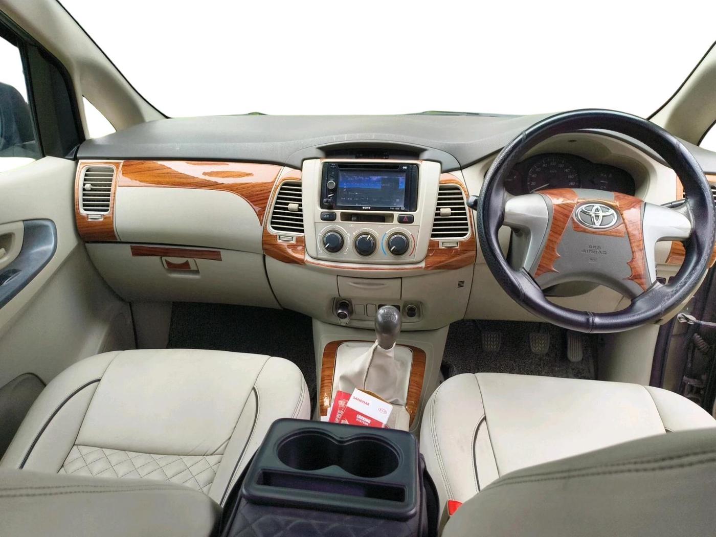 2013 Toyota Innova 2.5 GX 8 STR, Diesel, Manual, 1,97,800 km, interior