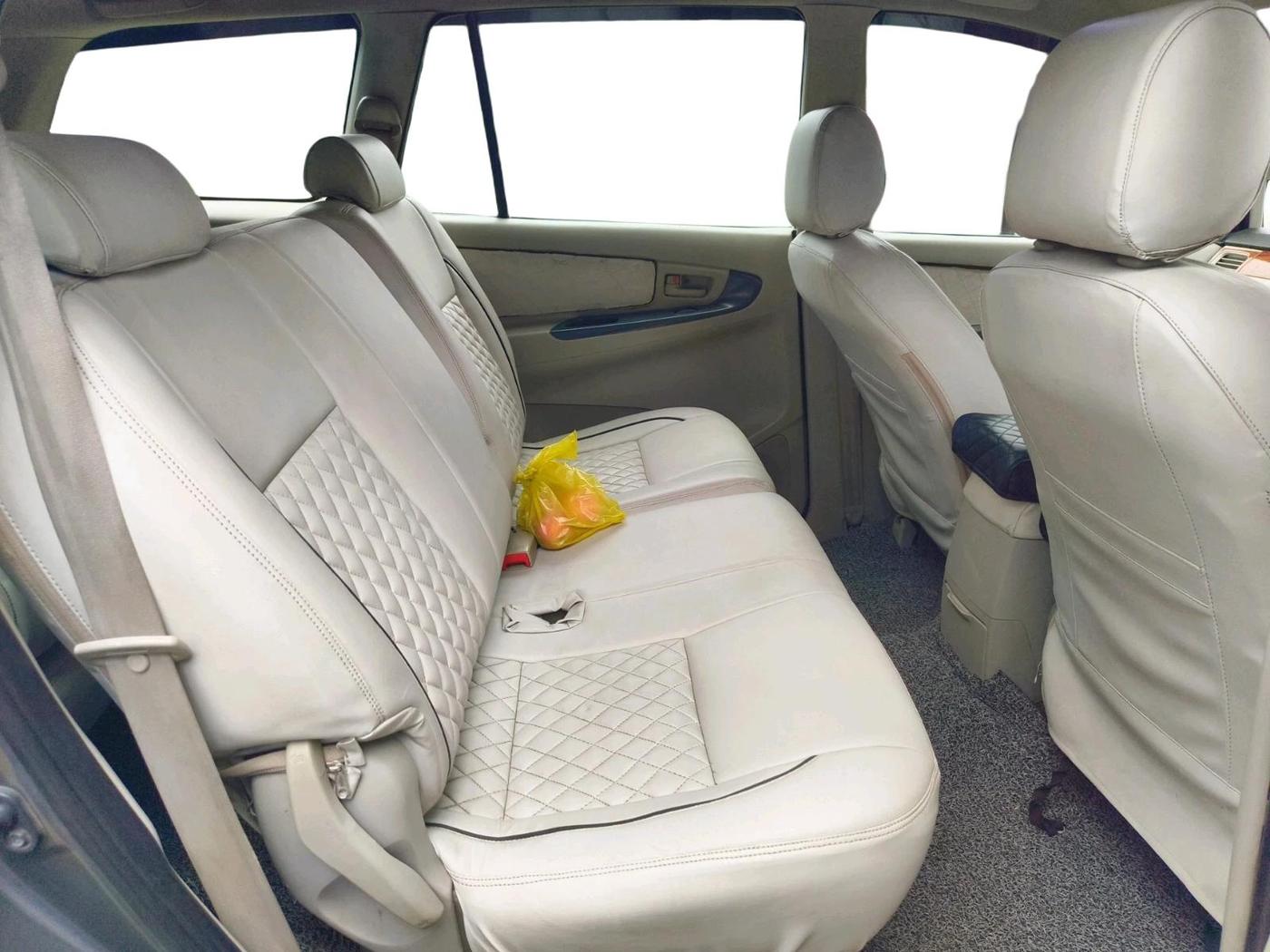 2013 Toyota Innova 2.5 GX 8 STR, Diesel, Manual, 1,97,800 km, interior