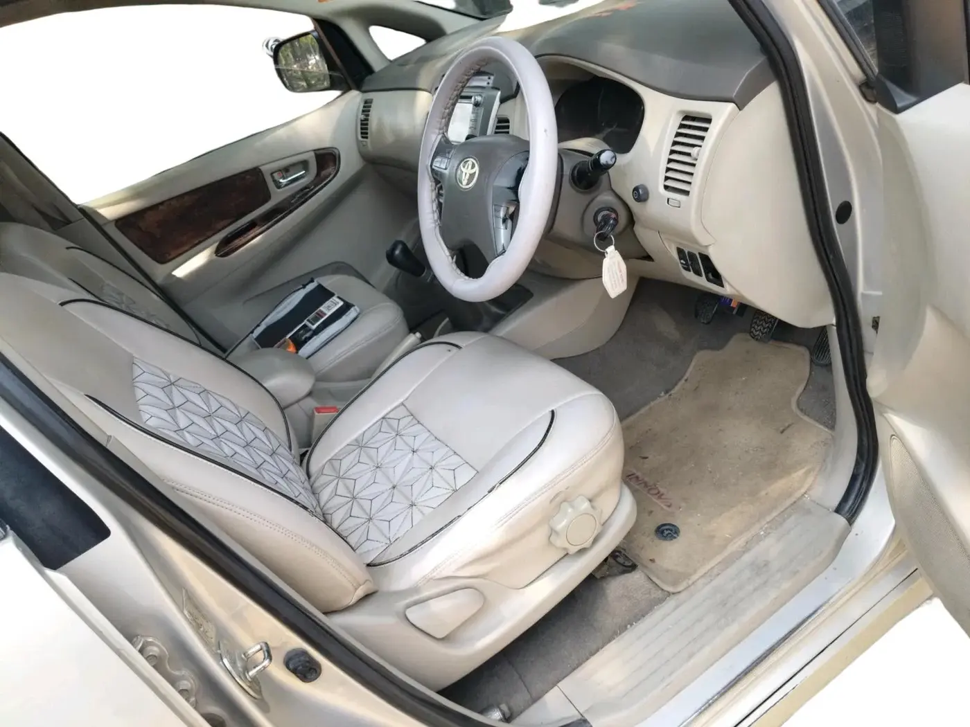 2012 Toyota Innova VX 2.5 8 STR, Diesel, Manual, 1,20,773 km, interior