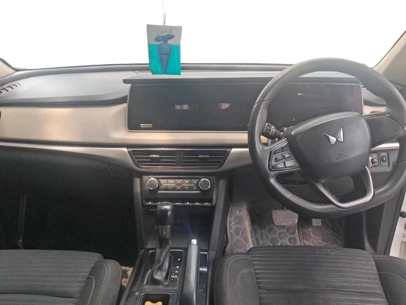 2022 Mahindra XUV700 AX 5 D AT 7 STR, Diesel, Automatic, 94,960 km, interior
