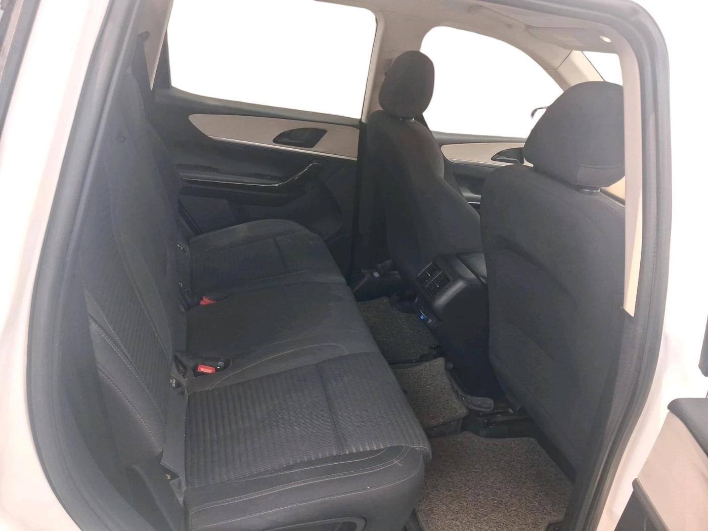 2022 Mahindra XUV700 AX 5 D AT 7 STR, Diesel, Automatic, 94,960 km, interior
