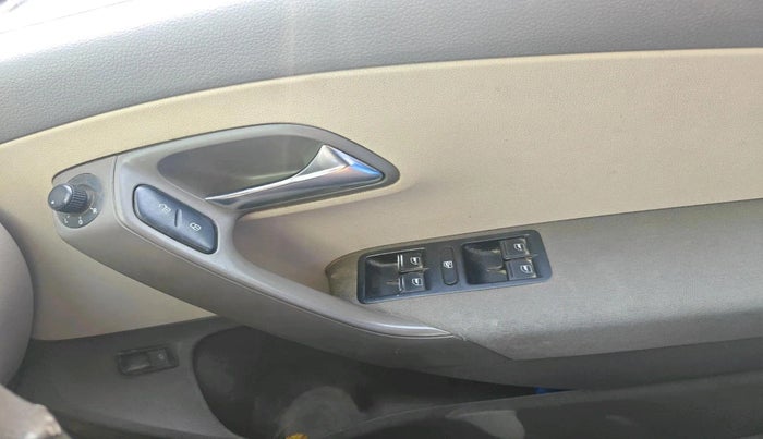 2011 Volkswagen Vento HIGHLINE 1.6 MPI, Petrol, Manual, 1,12,311 km, interior