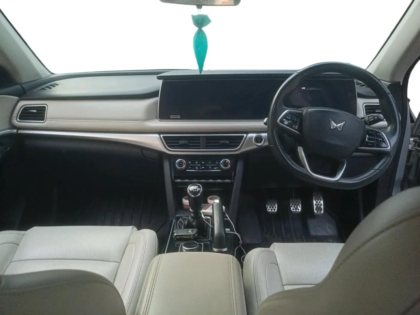 2022 Mahindra XUV700 AX 7 D MT 7 STR, Diesel, Manual, 1,02,075 km, interior