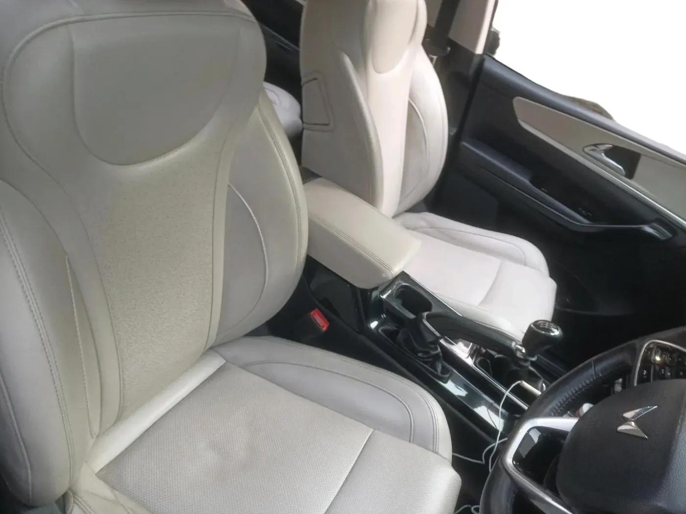 2022 Mahindra XUV700 AX 7 D MT 7 STR, Diesel, Manual, 1,02,075 km, interior