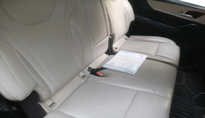 2022 Mahindra XUV700 AX 7 D MT 7 STR, Diesel, Manual, 1,02,075 km, interior