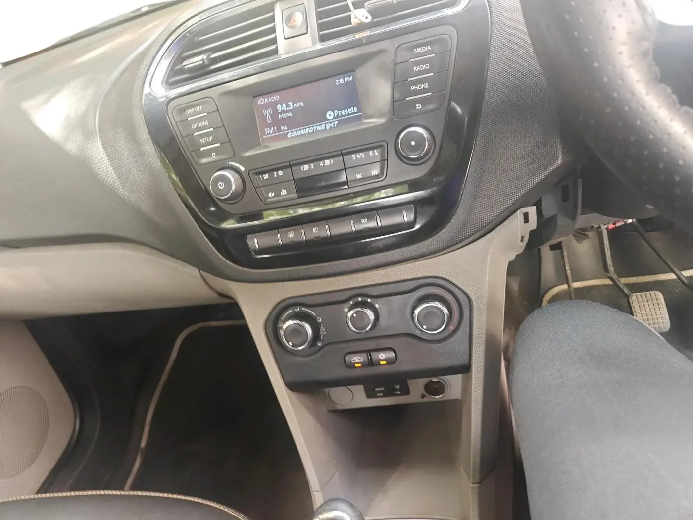 2017 Tata Tiago XZ PETROL, Petrol, Manual, 98,676 km, interior