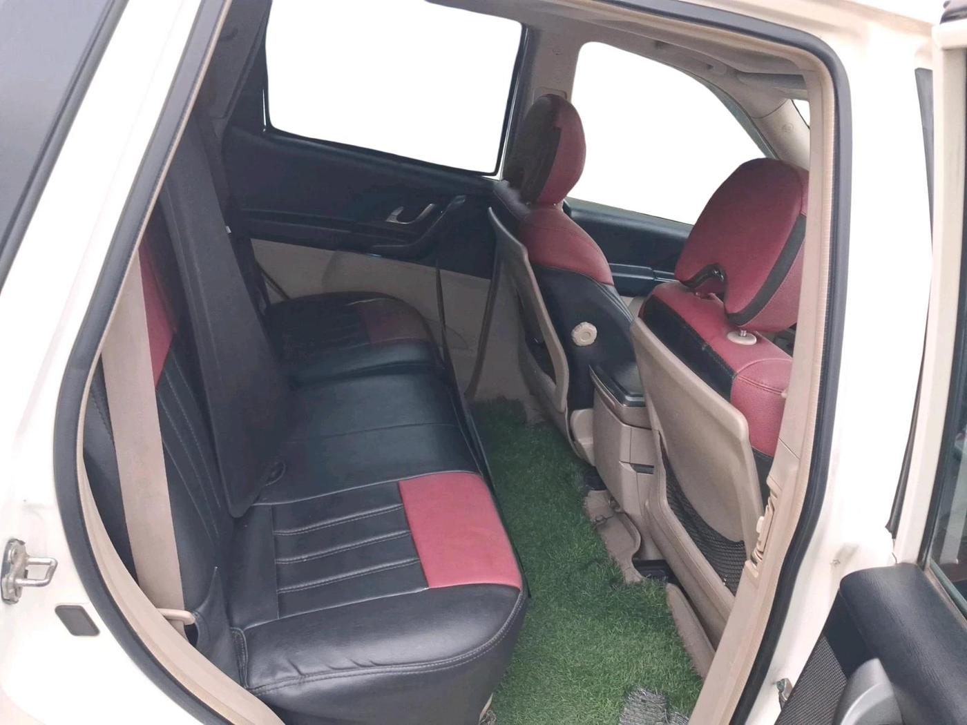 2015 Mahindra XUV500 W10, Diesel, Manual, 1,34,097 km, interior