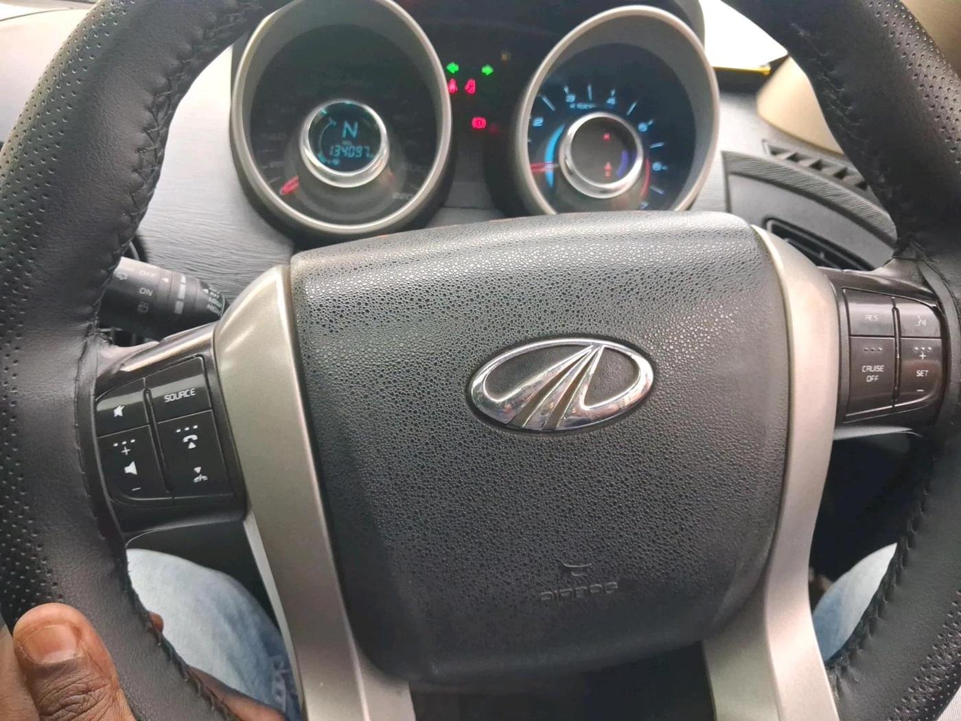2015 Mahindra XUV500 W10, Diesel, Manual, 1,34,097 km, interior