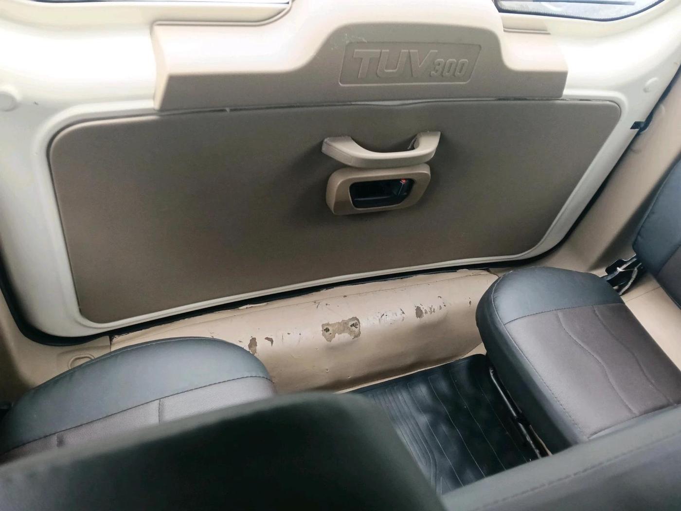 2019 Mahindra TUV300 T6 PLUS, Diesel, Manual, 88,492 km, interior