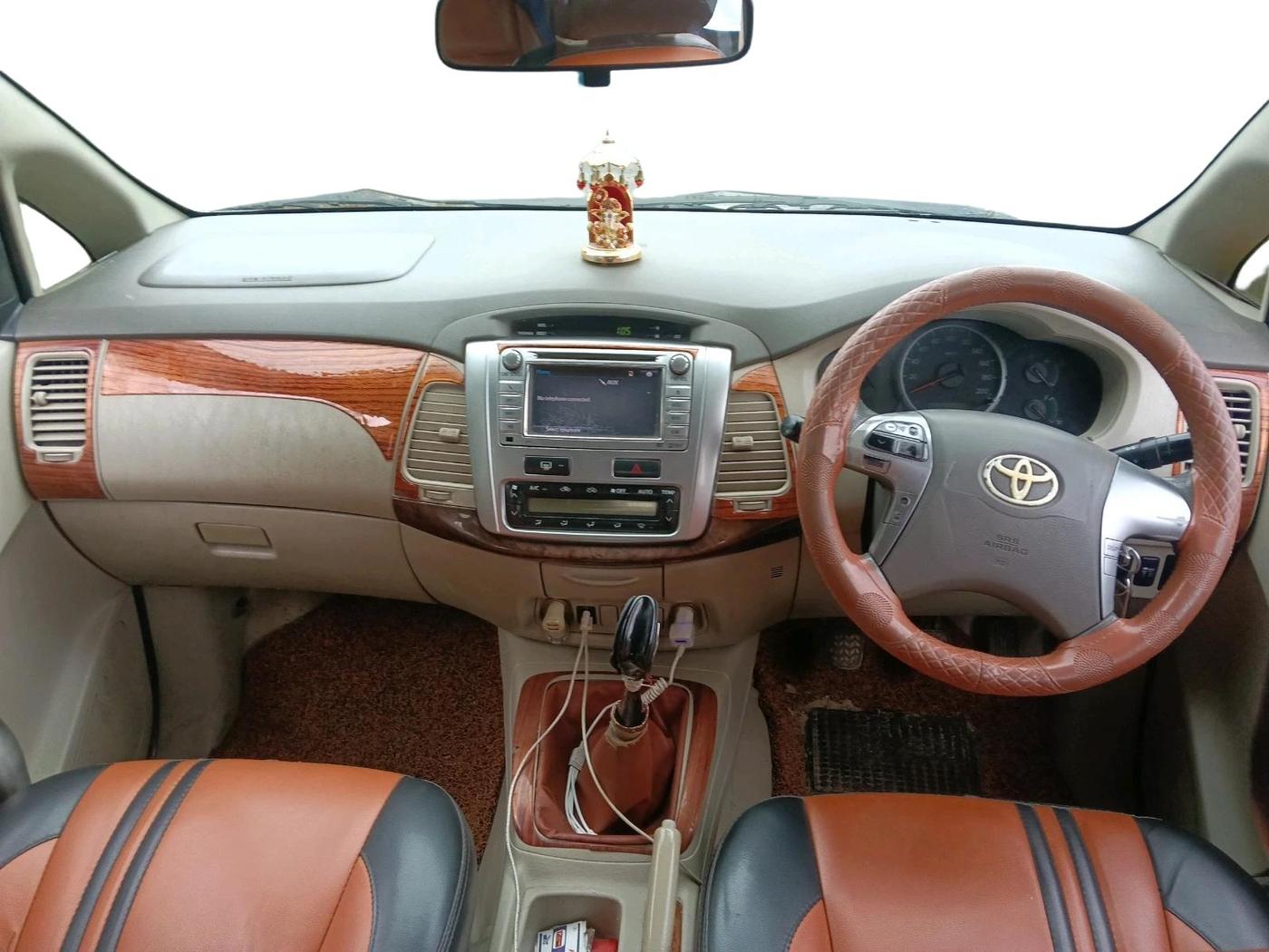 2014 Toyota Innova 2.5 VX 8 STR, Diesel, Manual, 1,94,594 km, interior