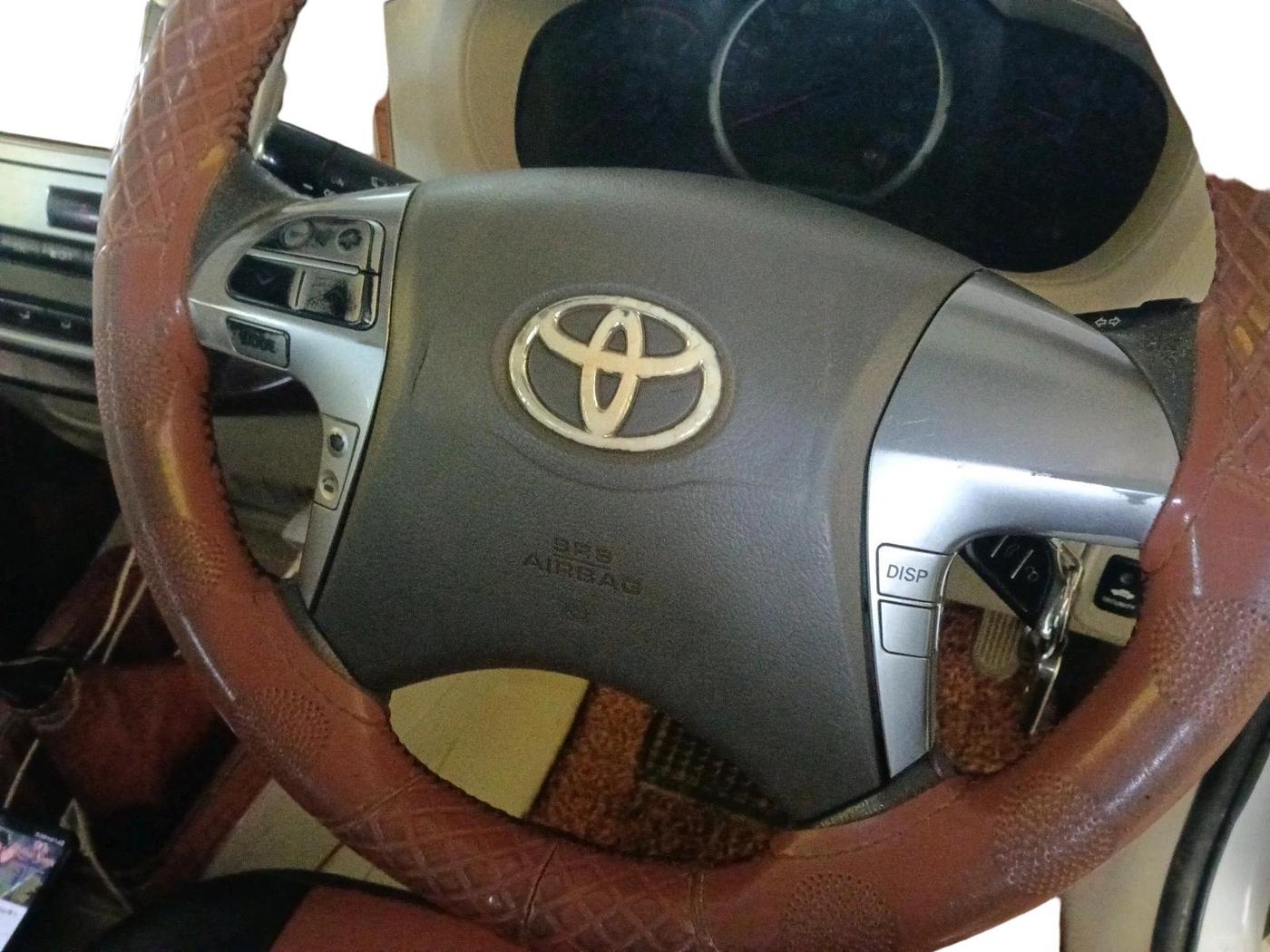 2014 Toyota Innova 2.5 VX 8 STR, Diesel, Manual, 1,94,594 km, interior