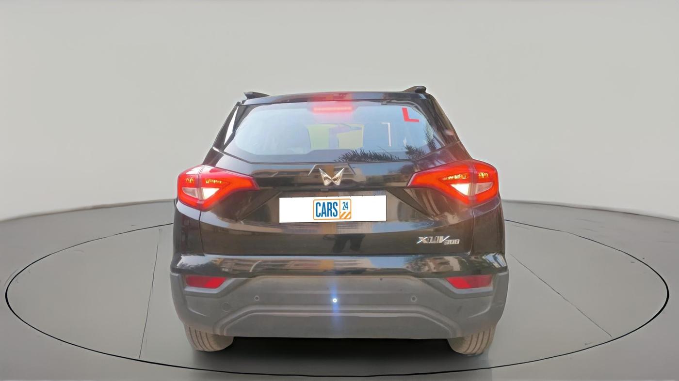 2023 Mahindra XUV300 W6 1.2 PETROL, Petrol, Manual, 5,268 km, exterior