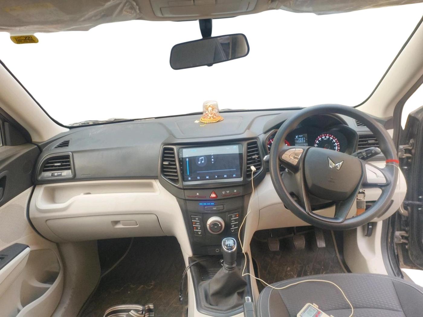 2023 Mahindra XUV300 W6 1.2 PETROL, Petrol, Manual, 5,268 km, interior