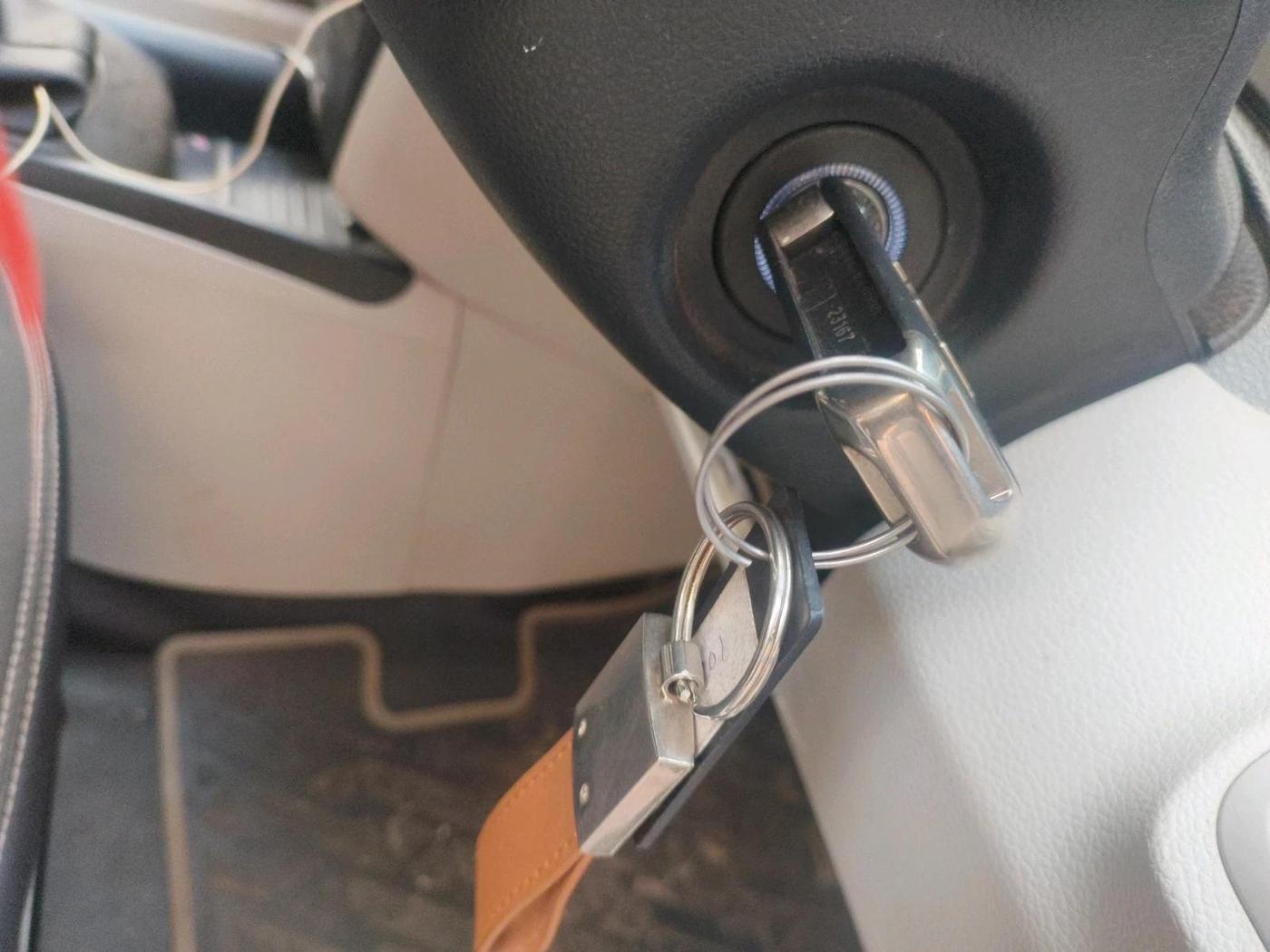 2023 Mahindra XUV300 W6 1.2 PETROL, Petrol, Manual, 5,268 km, interior