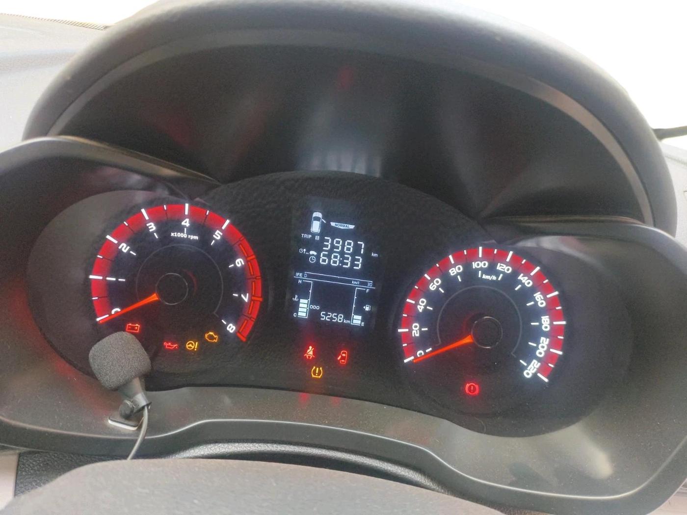 2023 Mahindra XUV300 W6 1.2 PETROL, Petrol, Manual, 5,268 km, interior