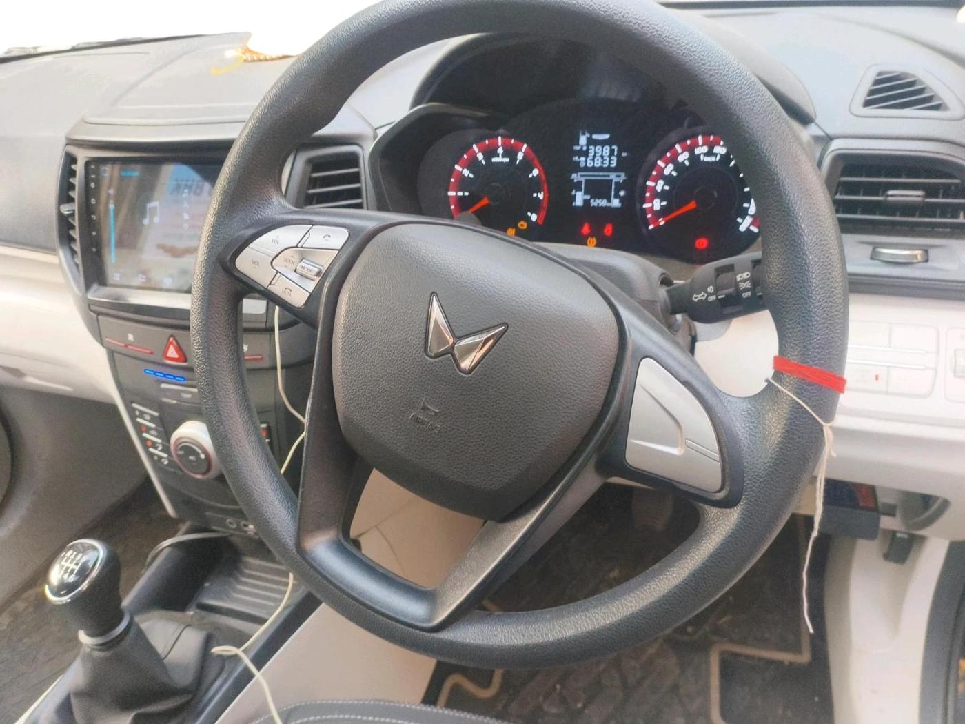 2023 Mahindra XUV300 W6 1.2 PETROL, Petrol, Manual, 5,268 km, interior
