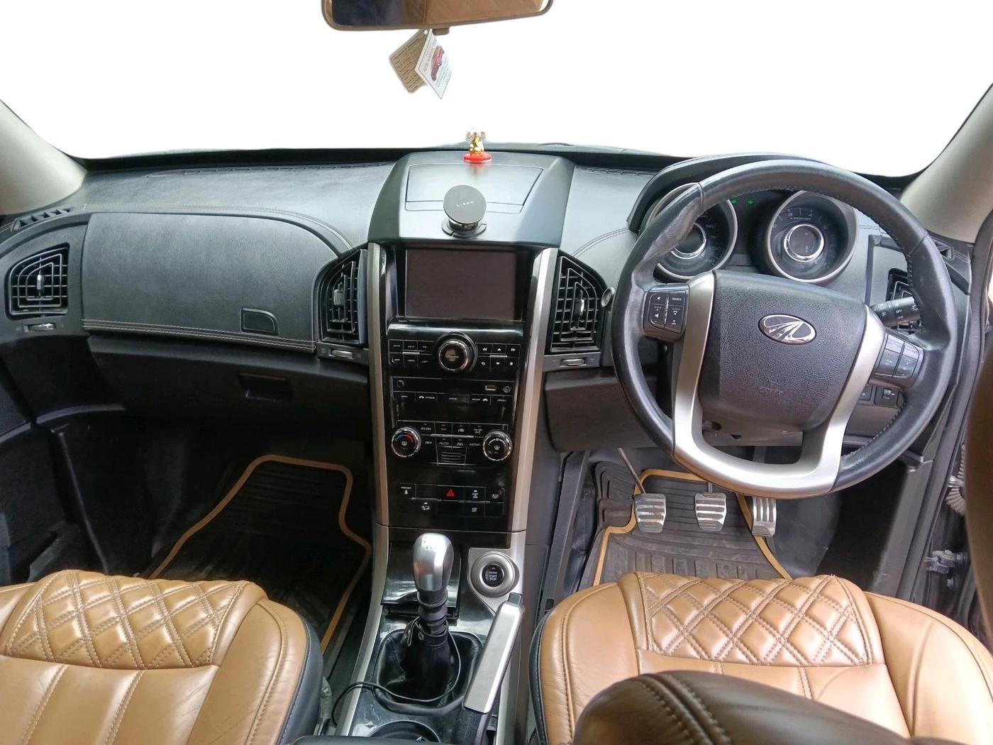 2018 Mahindra XUV500 W11, Diesel, Manual, 1,23,977 km, interior