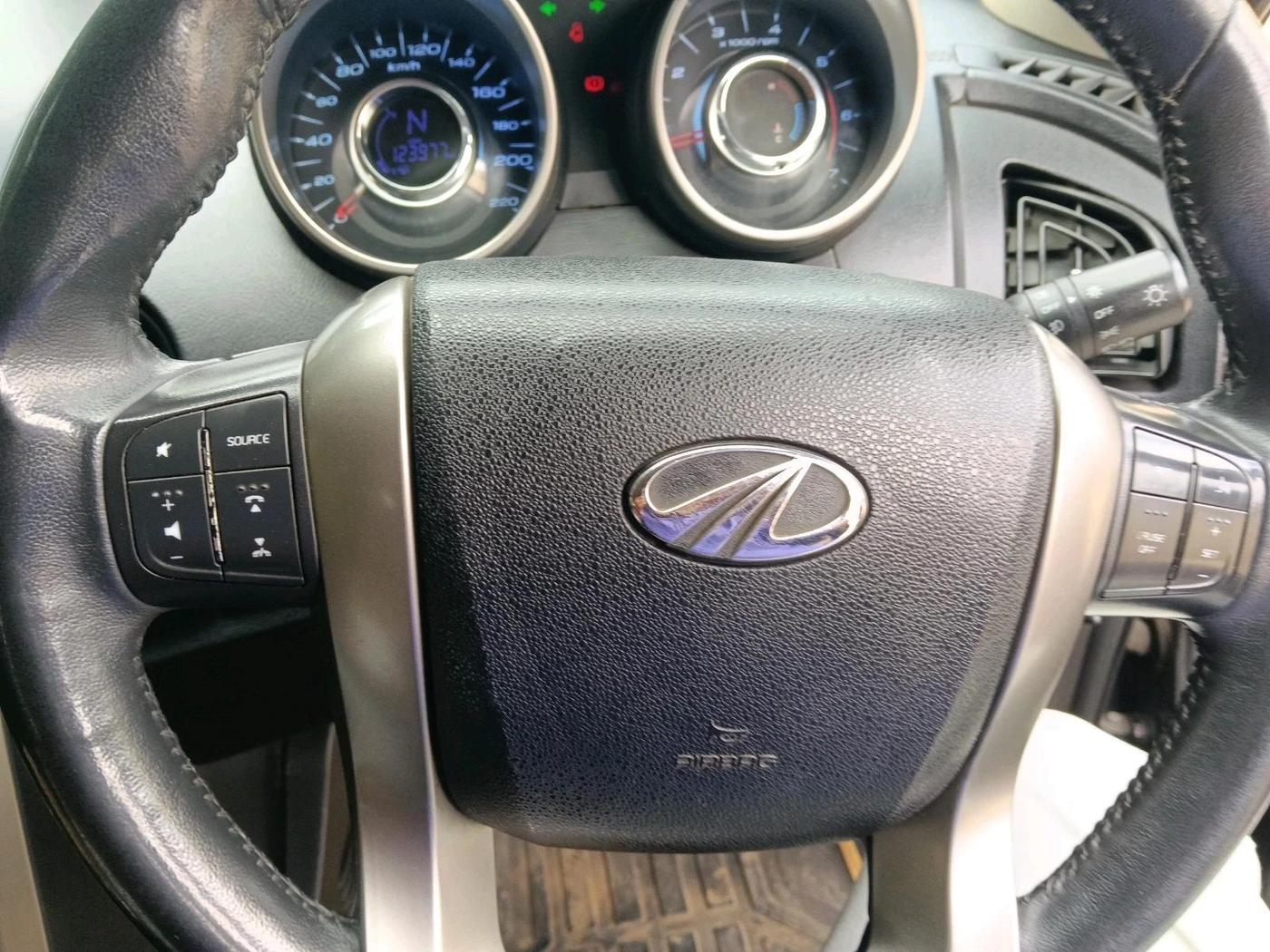 2018 Mahindra XUV500 W11, Diesel, Manual, 1,23,977 km, interior