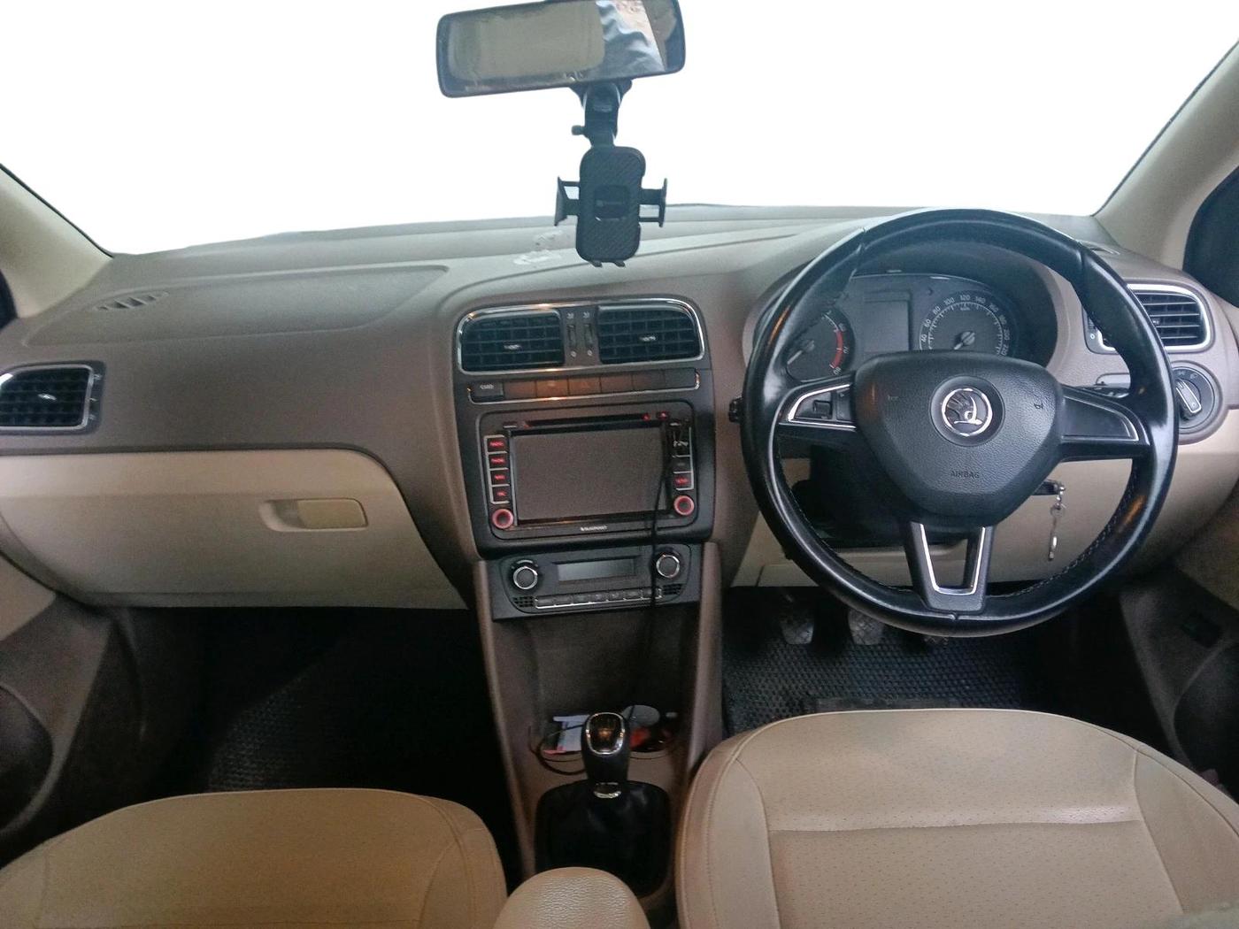 2015 Skoda Rapid 1.6 MPI ELEGANCE PLUS, Petrol, Manual, 97,064 km, interior