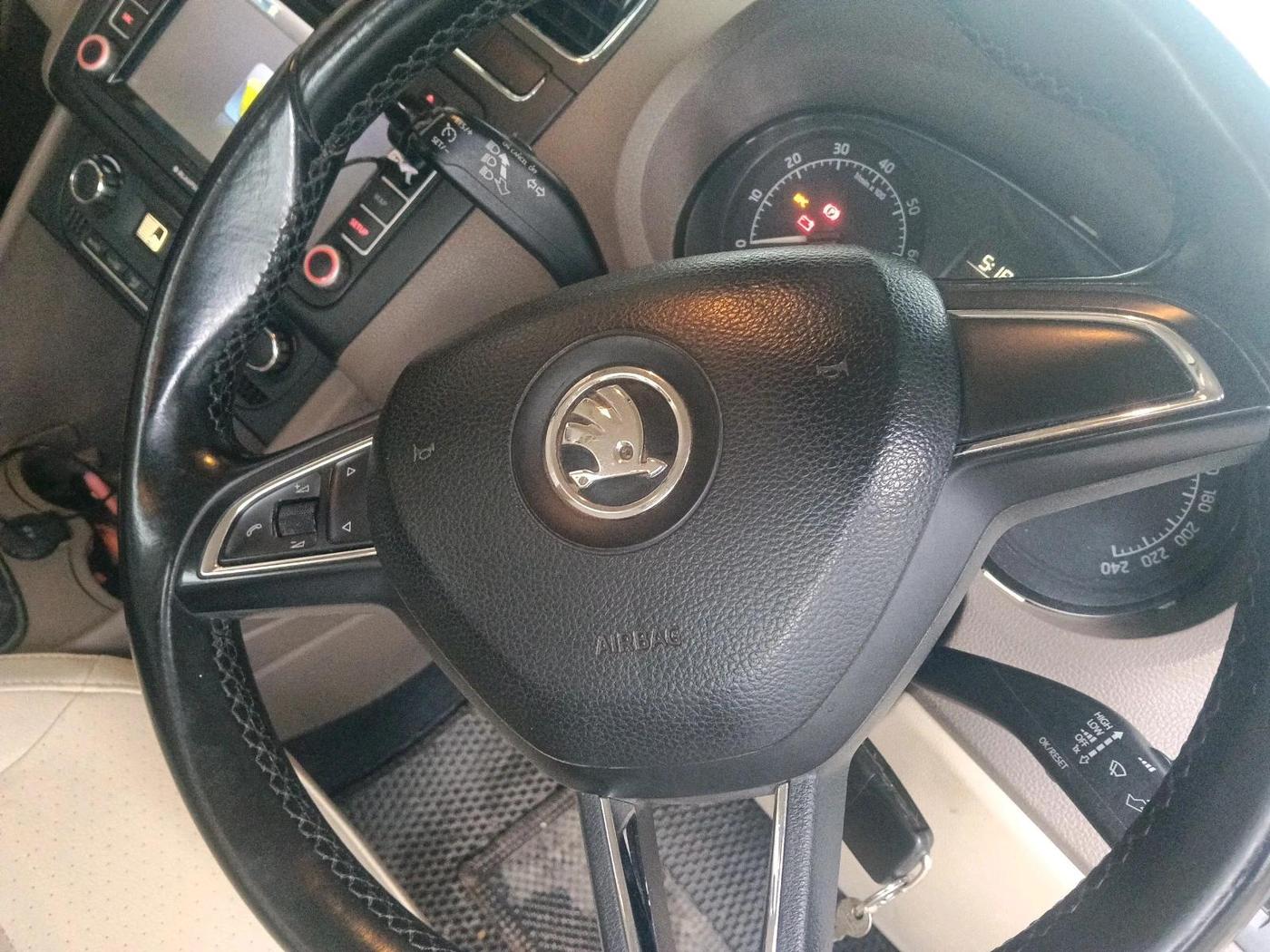 2015 Skoda Rapid 1.6 MPI ELEGANCE PLUS, Petrol, Manual, 97,064 km, interior
