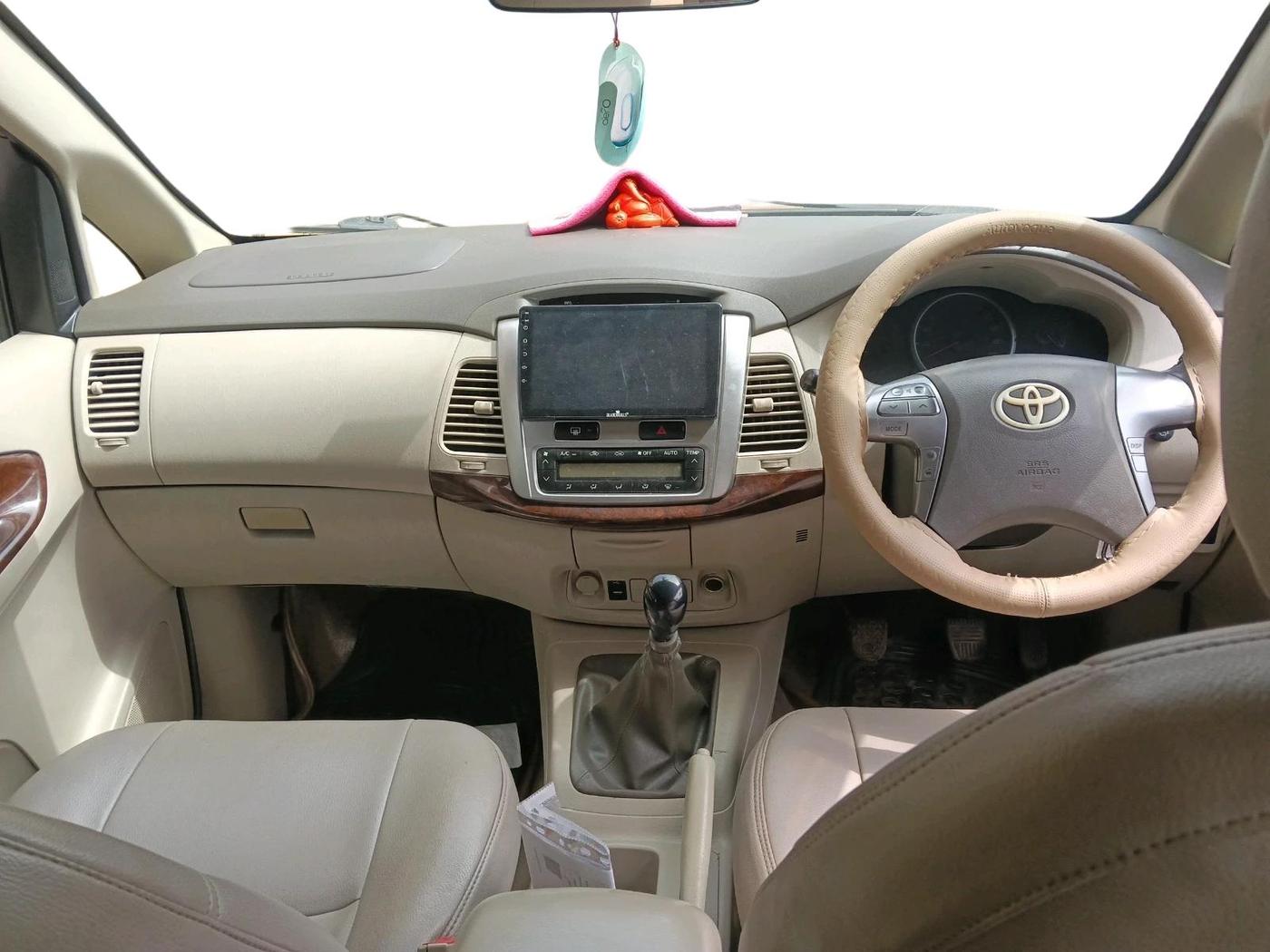 2014 Toyota Innova 2.5 VX 8 STR, Diesel, Manual, 1,72,807 km, interior