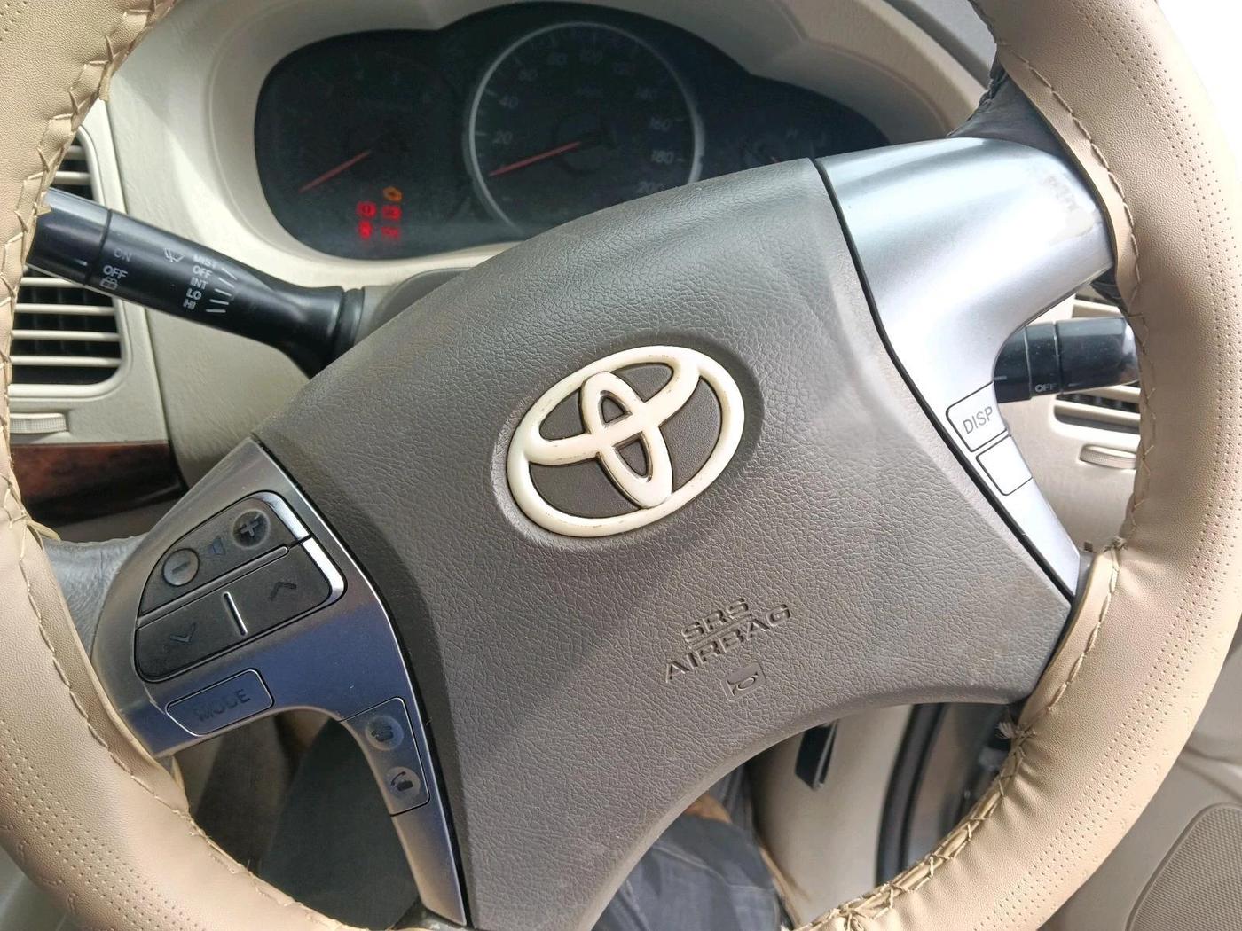 2014 Toyota Innova 2.5 VX 8 STR, Diesel, Manual, 1,72,807 km, interior