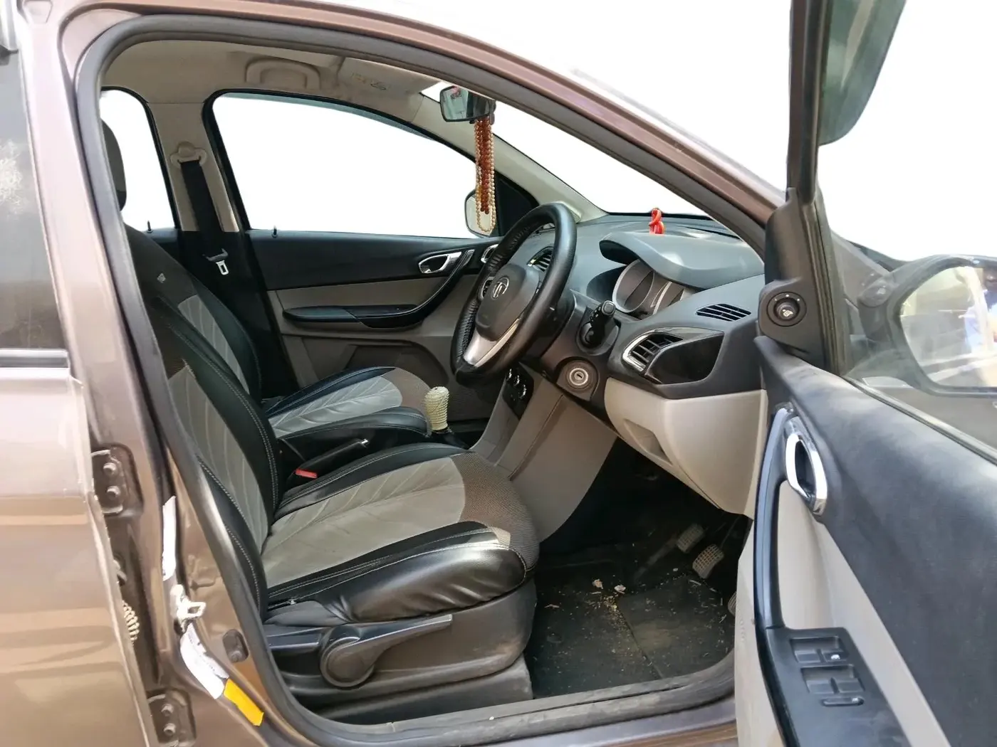 2017 Tata Tiago XZ PETROL, Petrol, Manual, 1,05,921 km, interior