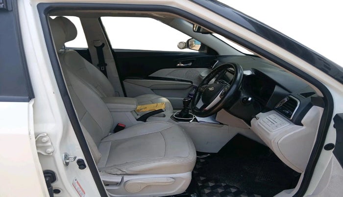 2020 Mahindra XUV300 W8 (O) 1.5 DIESEL, Diesel, Manual, 77,631 km, interior