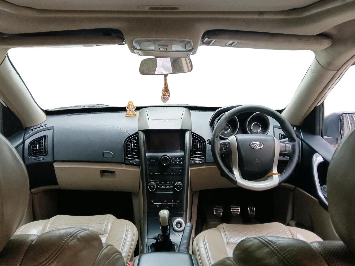 2015 Mahindra XUV500 W10, Diesel, Manual, 1,25,225 km, interior