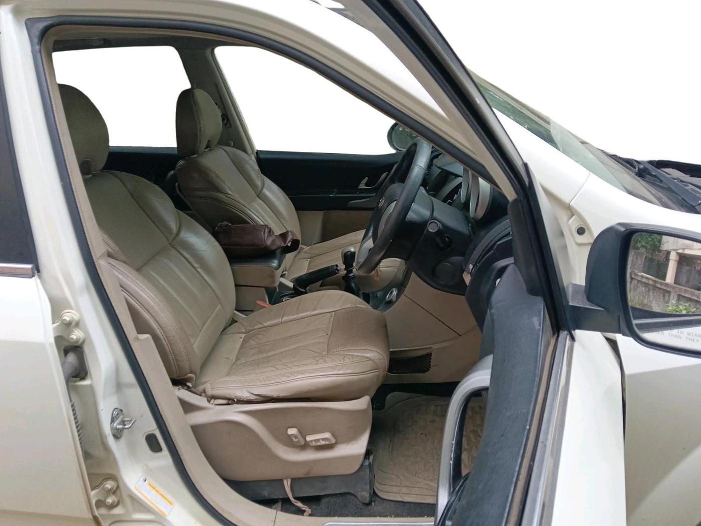 2015 Mahindra XUV500 W10, Diesel, Manual, 1,25,225 km, interior