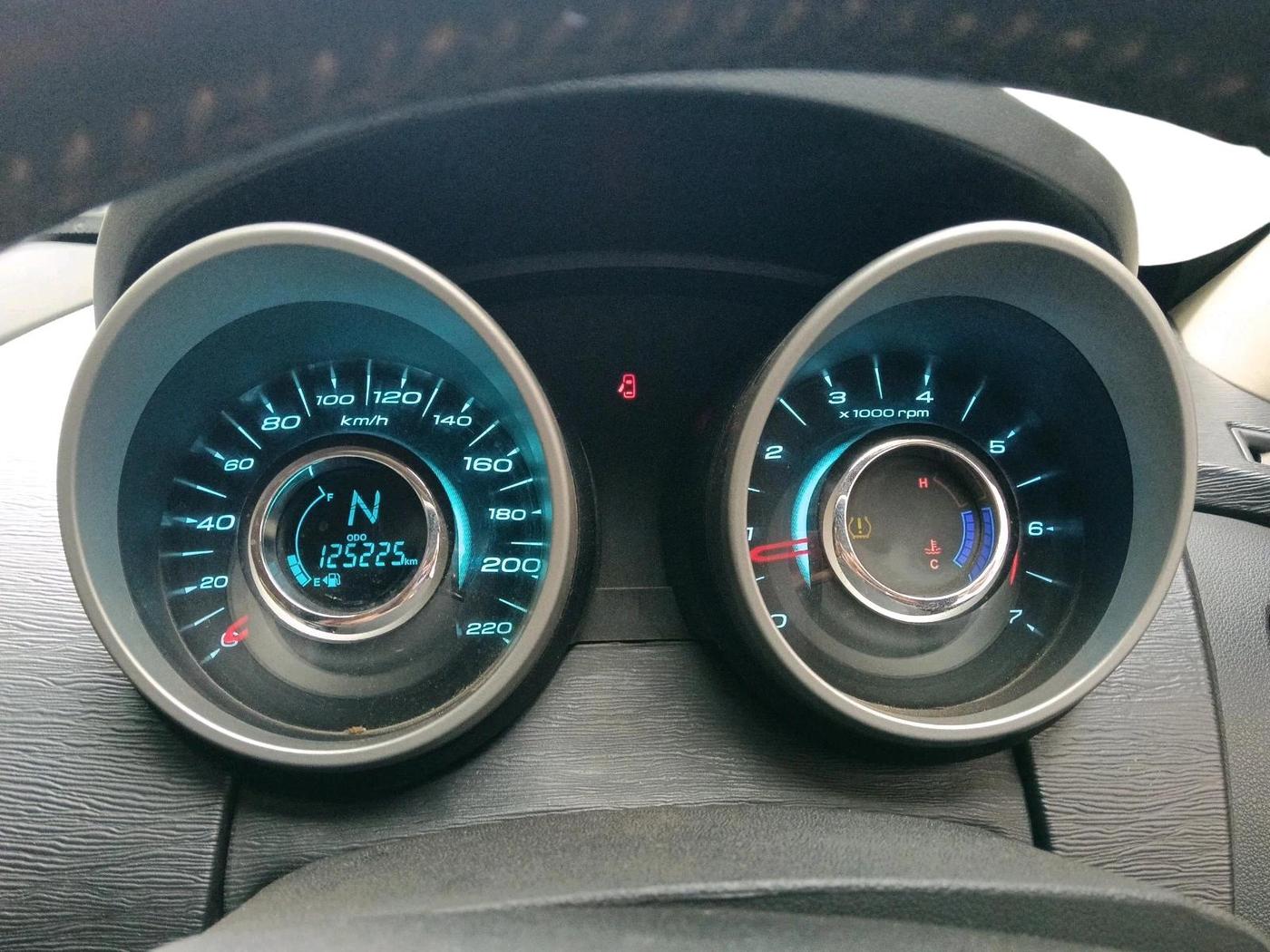 2015 Mahindra XUV500 W10, Diesel, Manual, 1,25,225 km, interior