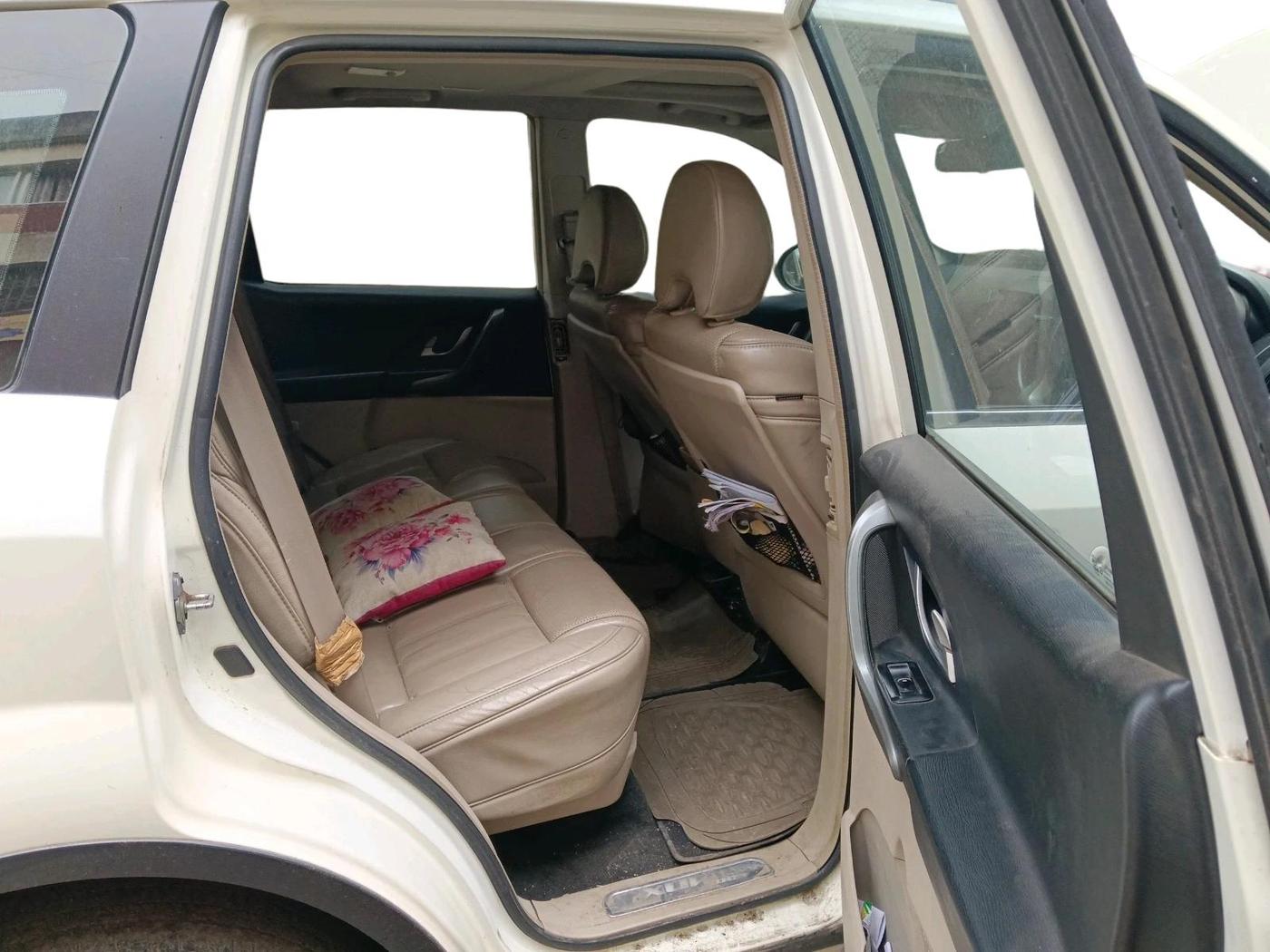 2015 Mahindra XUV500 W10, Diesel, Manual, 1,25,225 km, interior