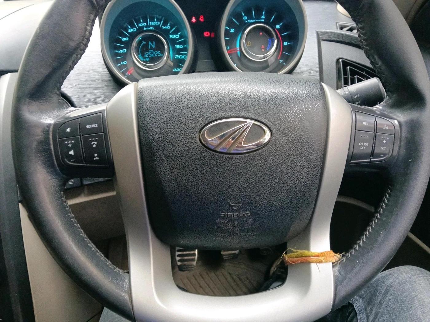 2015 Mahindra XUV500 W10, Diesel, Manual, 1,25,225 km, interior