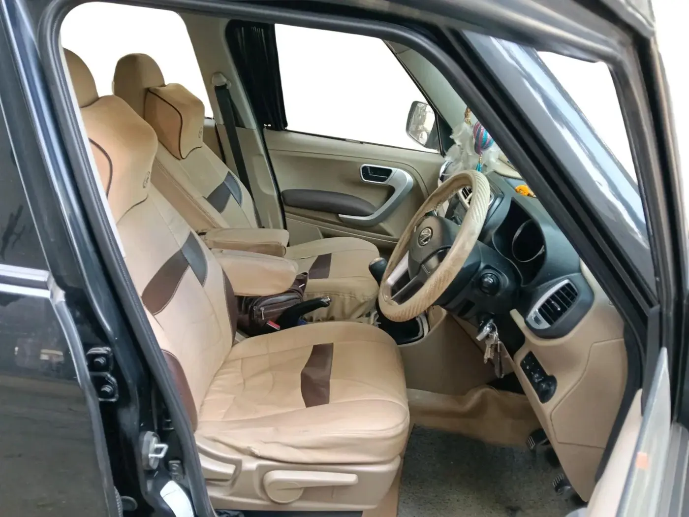 2016 Mahindra TUV300 T8, Diesel, Manual, 1,98,038 km, interior