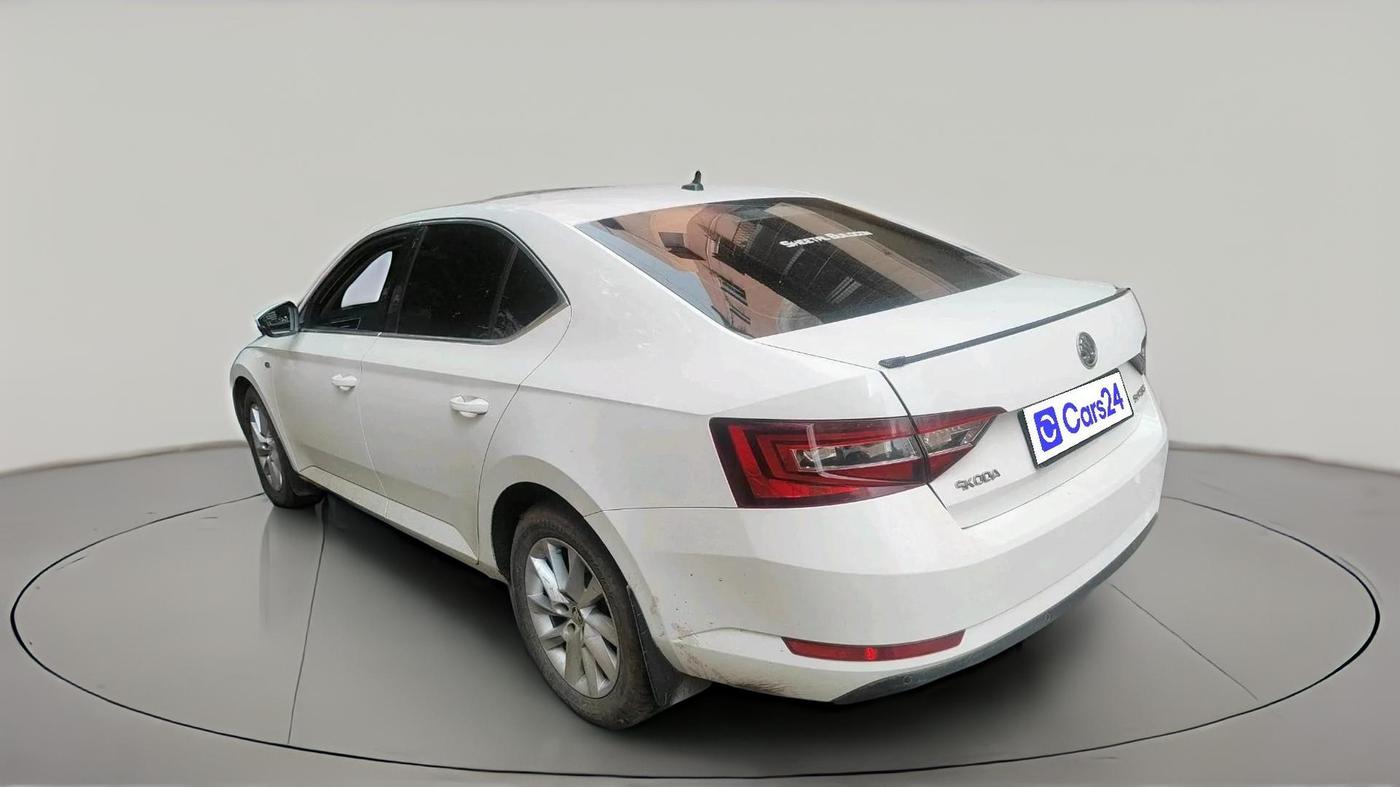 2016 Skoda Superb L&K 2.0 TDI AT, Diesel, Automatic, 2,13,468 km, exterior