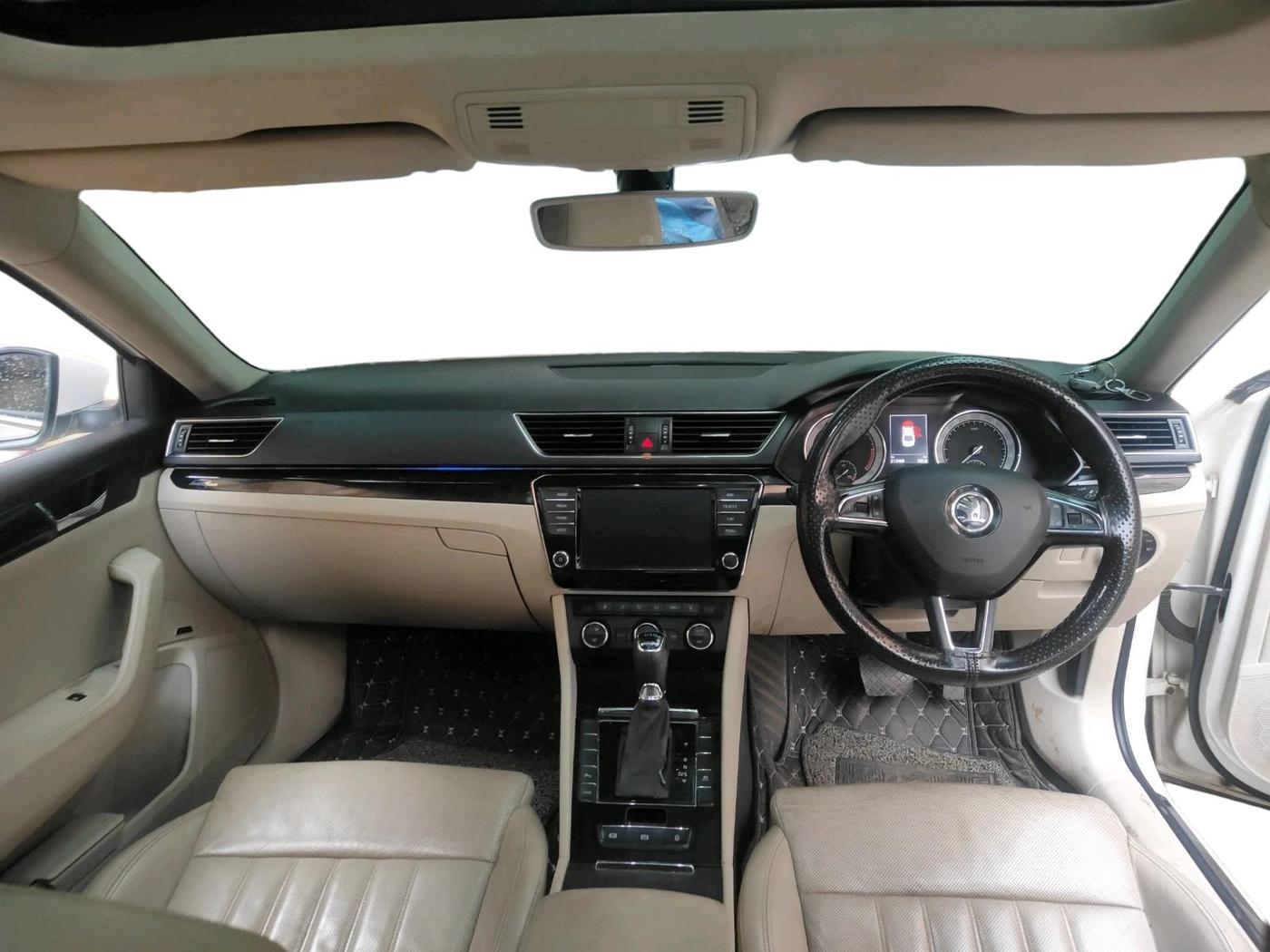 2016 Skoda Superb L&K 2.0 TDI AT, Diesel, Automatic, 2,13,468 km, interior